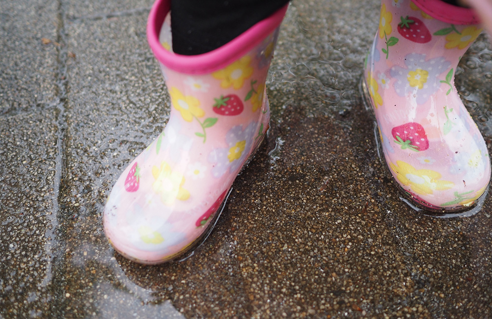 雨と子供